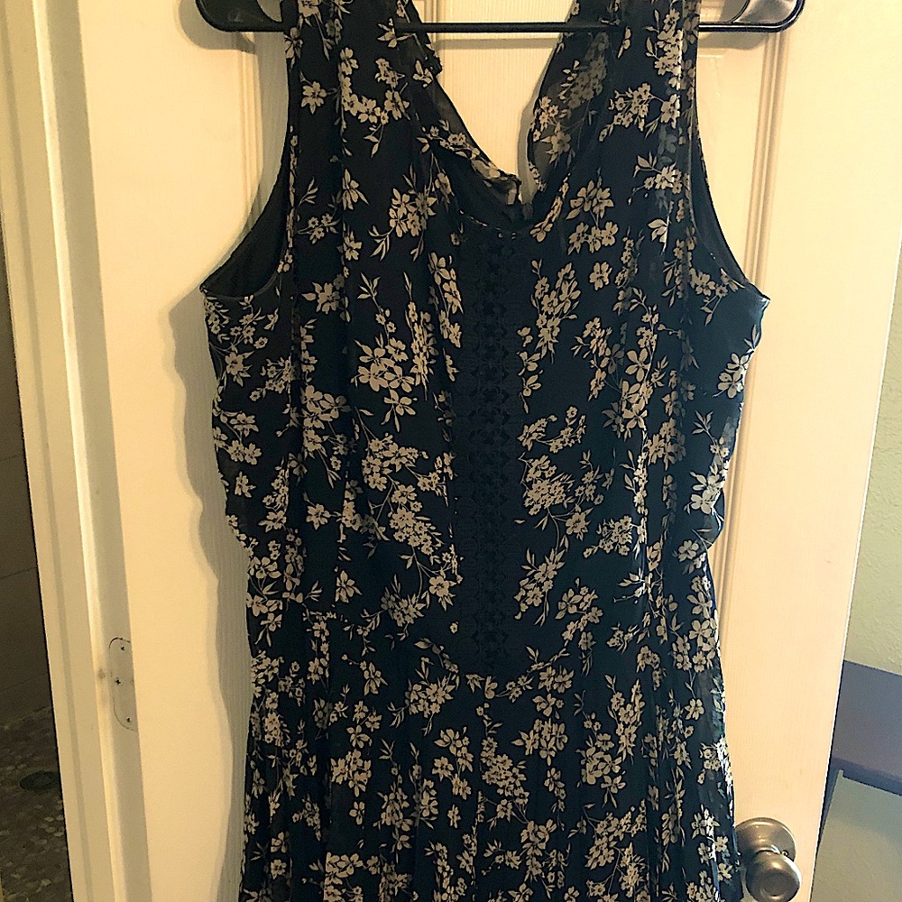 MIDI length sleeveless black dress. Boho flowy bottom, no stretch top. Lined.